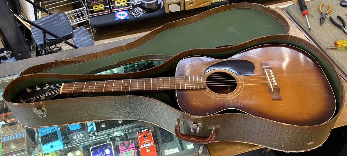 VINTAGE 1961 Guild F-20 Troubadour Sunburst Acoustic Guitar with Original Case