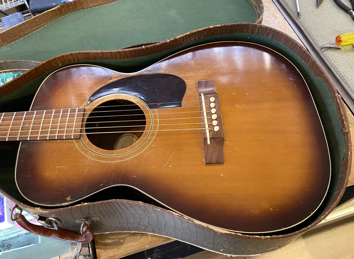 VINTAGE 1961 Guild F-20 Troubadour Sunburst Acoustic Guitar with Original Case