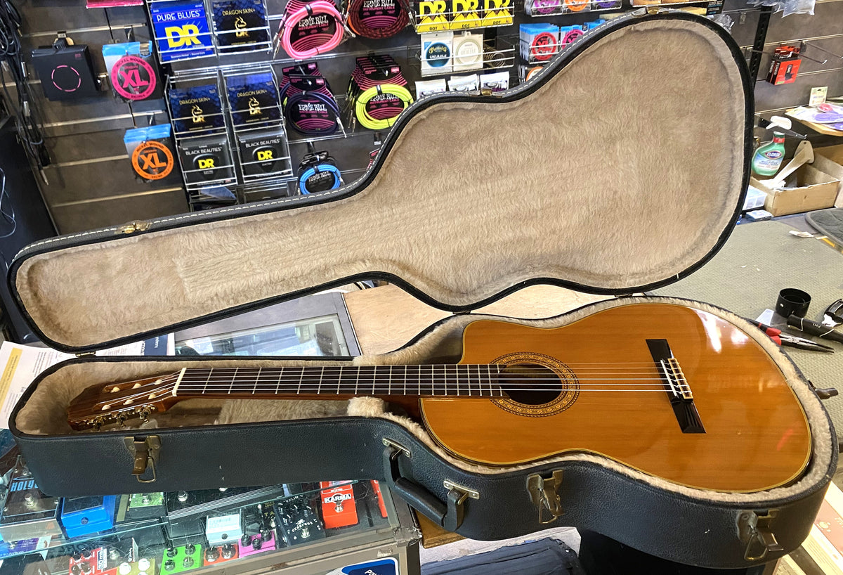Takemine TC132SC Natural Gloss Finish Classical Nylon-String Acoustic Electric Guitar with Hardshell Case & Guitar Stand
